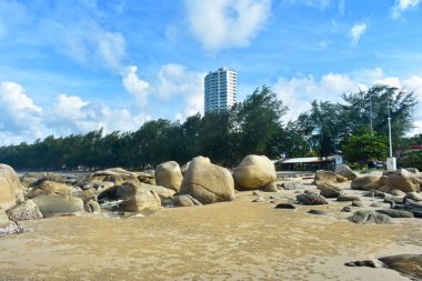 parlak mavi gökyüzü Dalgalar ve rüzgar plaj tatil ve seyahat