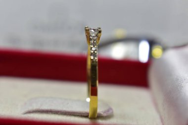 Alyans elmas güzel ve pahalı altın tasarlanmış ve nezaket ile üretilen