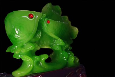 Yeşim oyma bir balık şeklinde twois bir el yapımı bir çalışma, ayrıntılı ve hassas değil