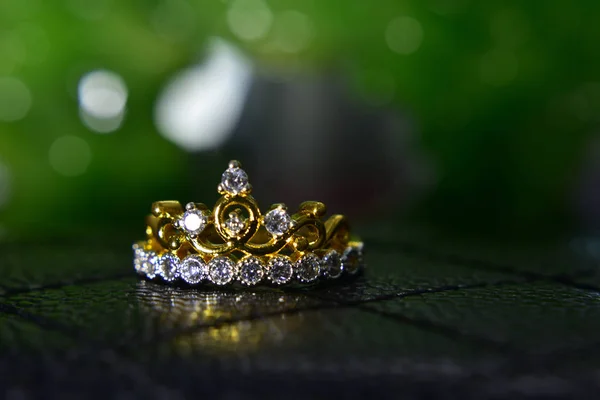 Anillo Diamantes Oro Diseñado Para Edad Trabajo Tiene Encanto Lujo — Foto de Stock