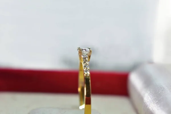 Весільне Кільце Діамантами Красиве Дороге Золото Розроблене Виготовлене Добротою — стокове фото