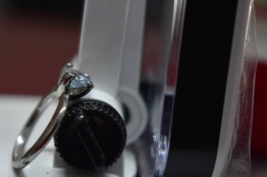 Elmas alyans lüks ve pahalı güzel ve temiz gerçek bir elmas mı