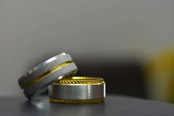 Dois Anéis Dois Anéis Cor Luxo Caro Feito Ouro Ouro — Fotografia de Stock