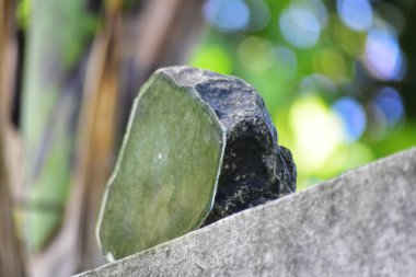 Hakiki yeşim doğal bir yumrudur. Bu henüz koyu yeşil, nadir ve kesilmiş değil 