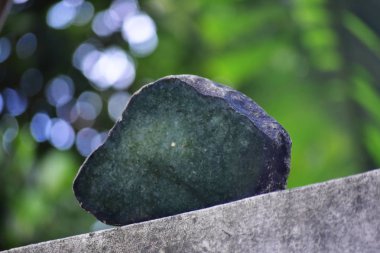 Hakiki yeşim doğal bir yumrudur. Bu henüz koyu yeşil, nadir ve kesilmiş değil 