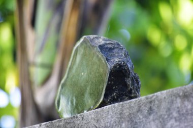 Hakiki yeşim doğal bir yumrudur. Bu henüz koyu yeşil, nadir ve kesilmiş değil 