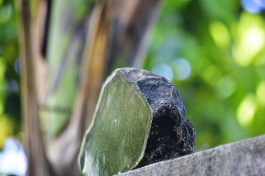 Hakiki yeşim doğal bir yumrudur. Bu henüz koyu yeşil, nadir ve kesilmiş değil 