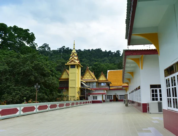 Tapınak Dağların Yanında Doğa Mutlu Sessiz Görünüyor — Stok fotoğraf