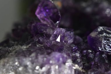 Mor Ametist Dörtlüsü Orijinal, doğal, güzel ve bulunması zor değerli bir öğedir