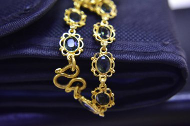 güzel ve pahalı gerçek zümrüt taşlarla süslenmiş altın kolye.