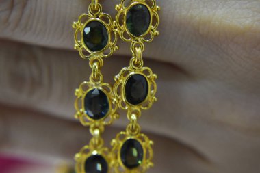 güzel ve pahalı gerçek zümrüt taşlarla süslenmiş altın kolye.