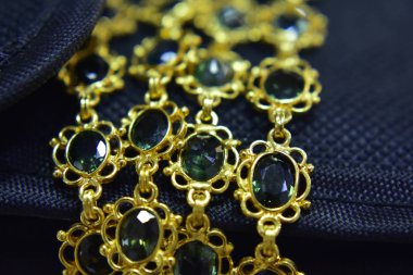 güzel ve pahalı gerçek zümrüt taşlarla süslenmiş altın kolye.