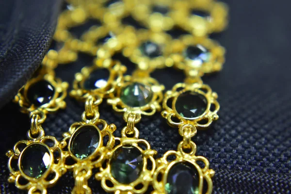 Collar Orodecorado Con Piedras Esmeralda Genuinas Que Son Hermosas Caras — Foto de Stock