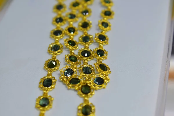 Gold Necklacedecorated Genuine Emerald Stones Beautiful Expensive — Stock Photo, Image