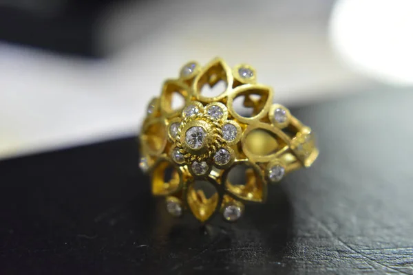 Διαμάντι Δαχτυλίδι Είναι Χρυσόδιαφορετικά Σχέδια Για Εκείνους Που Τους Αρέσει — Φωτογραφία Αρχείου