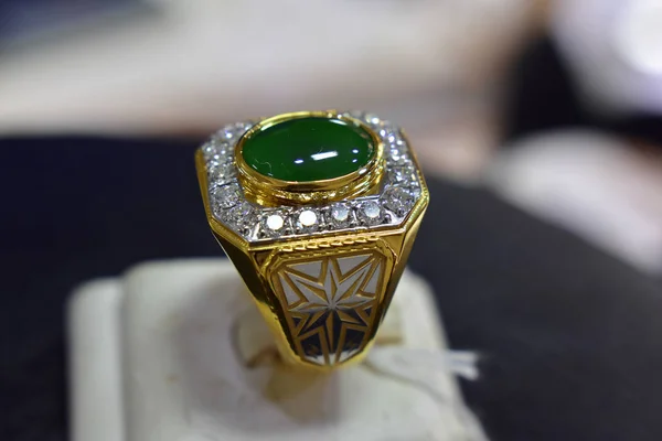 Nefritový Prstenec Zlatý Prsten Ozdobený Nefritovou Opravdovými Diamanty Které Jsou — Stock fotografie