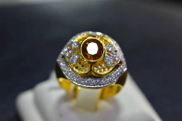 黄色の宝石と本物のダイヤモンドで飾られたゴールドリングは美しくエレガントなリングです — ストック写真