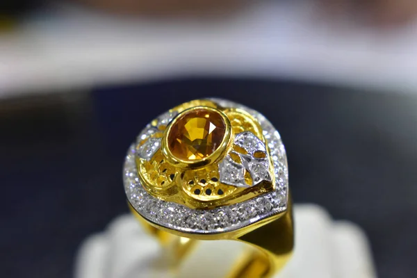 Золотые Кольца Украшенные Желтыми Драгоценными Камнями Подлинными Бриллиантами — стоковое фото