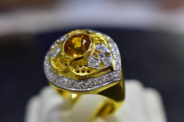 Anillos Oro Decorados Con Piedras Preciosas Amarillas Diamantes Genuinos Anillo —  Fotos de Stock