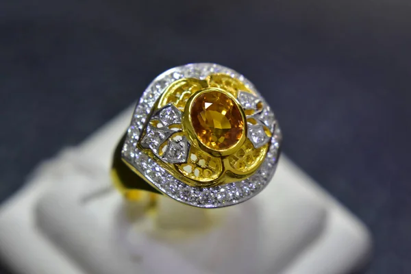 Χρυσά Δαχτυλίδια Διακοσμημένα Κίτρινους Πολύτιμους Λίθους Και Αυθεντικά Διαμάντια Είναι — Φωτογραφία Αρχείου