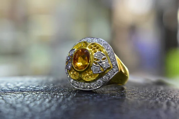 Zlaté Kroužky Ozdobené Žlutými Drahokamy Pravé Diamanty Krásný Elegantní Kruh — Stock fotografie