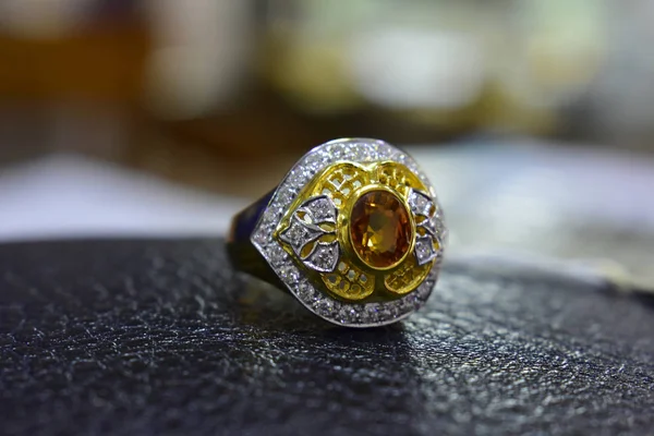 Anelli Oro Decorati Con Pietre Gialle Diamanti Autentici Anello Bello — Foto Stock