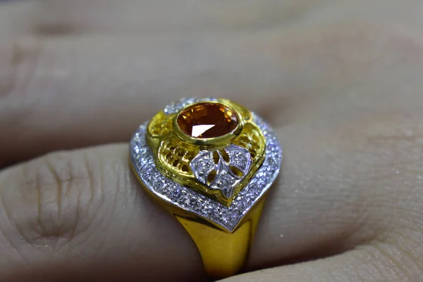 Anéis Ouro Decorados Com Pedras Preciosas Amarelas Diamantes Genuínos Anel — Fotografia de Stock