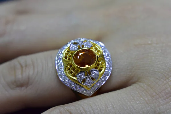 Gouden Ringen Versierd Met Gele Edelstenen Echte Diamanten Een Mooie — Stockfoto