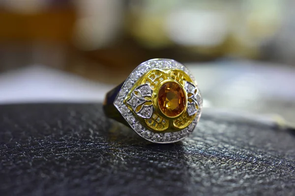 Gold Rings Decorated Yellow Gemstones Genuine Diamonds Beautiful Elegant Ring — Stock Photo, Image