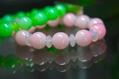  Renkli taş bilezik Elden yapılmış, güzel ve lüks bir aksesuardır