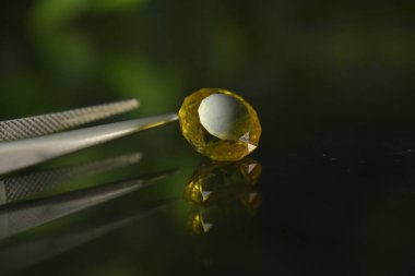 Sarı değerli taş, doğal bir değerli taştır.