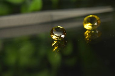 Sarı değerli taş, doğal bir değerli taştır.