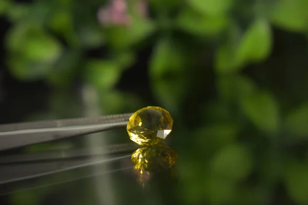 Gele Edelsteen Een Natuurlijke Edelsteen Die Doorgesneden Een Duur Juweeltje — Stockfoto