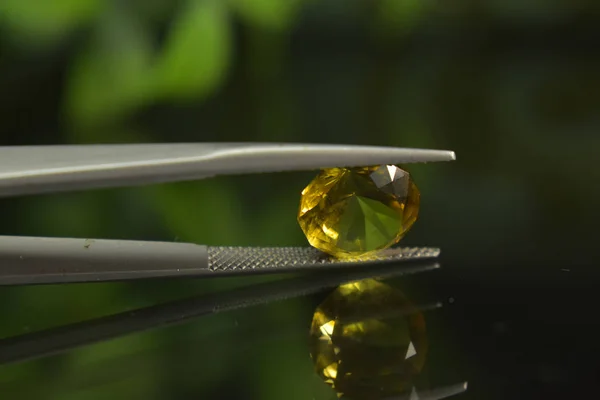 Gele Edelsteen Een Natuurlijke Edelsteen Die Doorgesneden Een Duur Juweeltje — Stockfoto