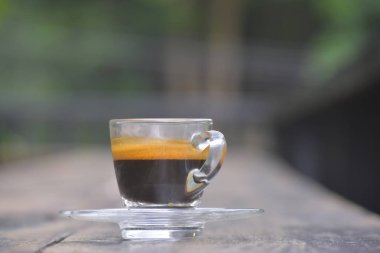 Siyah kahve, serinletici bir sabah atmosferi ile içki ve gerçek kahve bir tat alabilirsiniz sıcak bir kahve