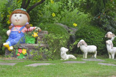 Bahçede şekil sıva, bebek ve keçi şekli güzel, görünümlü ve mutlu düzenlenebilir