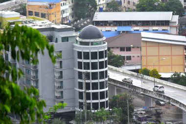 Yükseklikten bakıldığında yüksek binalar ve güzel gökyüzü ile sıkı bir şehirde bir şehir bakın. Rahat bir görünüm