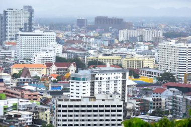 Yükseklikten bakıldığında yüksek binalar ve güzel gökyüzü ile sıkı bir şehirde bir şehir bakın. Rahat bir görünüm