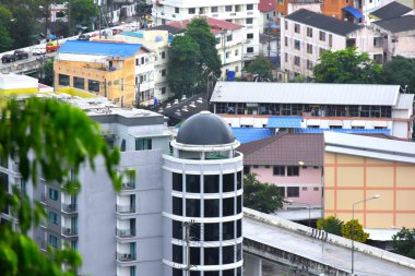 Yükseklikten bakıldığında yüksek binalar ve güzel gökyüzü ile sıkı bir şehirde bir şehir bakın. Rahat bir görünüm