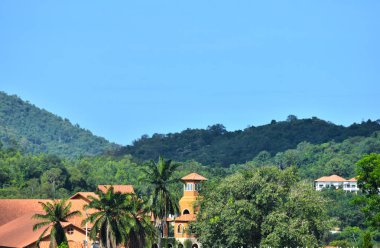  Tamamen doğal bir ormanda hala birçok insan var. Dağlarda yaşamak için evler inşa etmek popüler
