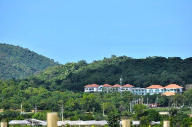  Tamamen doğal bir ormanda hala birçok insan var. Dağlarda yaşamak için evler inşa etmek popüler