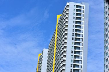 Yükseklikten bakıldığında yüksek binalar ve güzel gökyüzü ile sıkı bir şehirde bir şehir bakın. Rahat bir görünüm