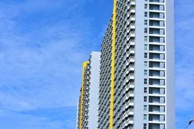 Yükseklikten bakıldığında yüksek binalar ve güzel gökyüzü ile sıkı bir şehirde bir şehir bakın. Rahat bir görünüm