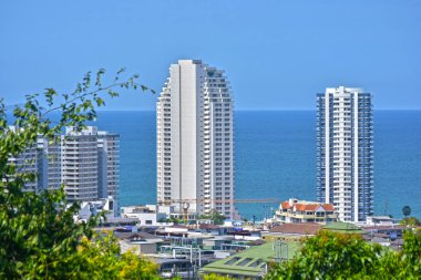 Yüksekten bakın, yüksek binalar ve deniz dolu şehirde şehir bakın. Güzel, konforlu manzara