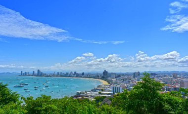 Yüksekten bakın, yüksek binalar ve deniz dolu şehirde şehir bakın. Güzel, konforlu manzara