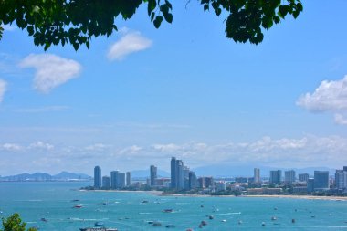 Yüksekten bakın, yüksek binalar ve deniz dolu şehirde şehir bakın. Güzel, konforlu manzara