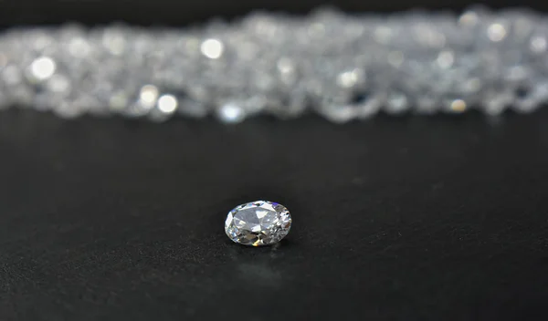 美しく 光沢があり 透明で 清潔で 豪華なジュエリーに作られた美しいダイヤモンド — ストック写真