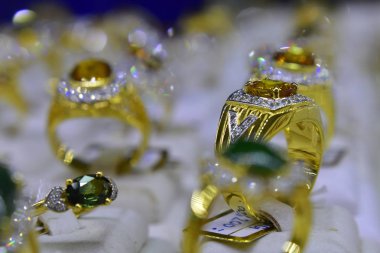  Mücevher dolabında müşterilerine satmak için üretilen birçok yüzük vardır.