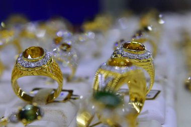  Mücevher dolabında müşterilerine satmak için üretilen birçok yüzük vardır.