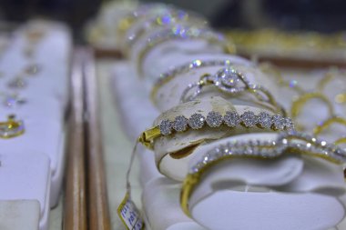  Mücevher dolabında müşterilerine satmak için üretilen birçok yüzük vardır.